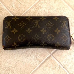 Louis Vuitton Monogram Zippy Wallet!